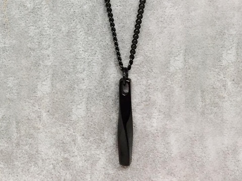 Cadena negra y dije entorchado 3.8cm