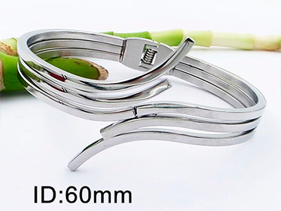 Brazalete plateado tres filas diseño abstracto