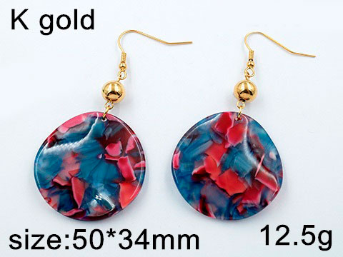 Aretes dorados y porcelana tonos vino y azul