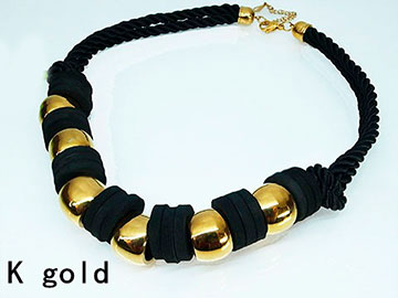 Collar Negro grueso con bolas doradas