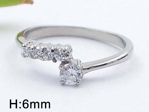 Anillo plateado 5 circonias
