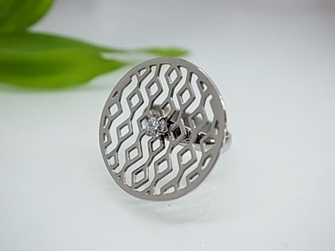 Anillo plateado diseño calado plano
