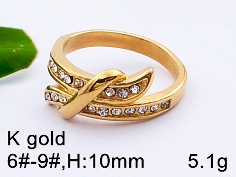Anillo dorado entrelazado con pedrería