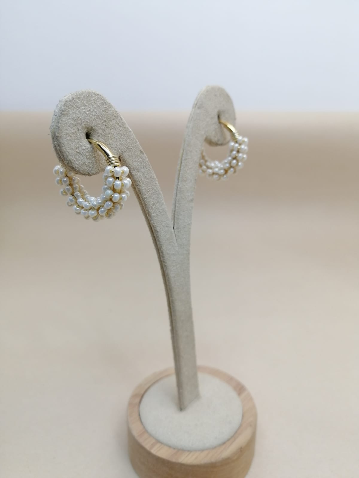 Argollas doradas con mostacilla ivory