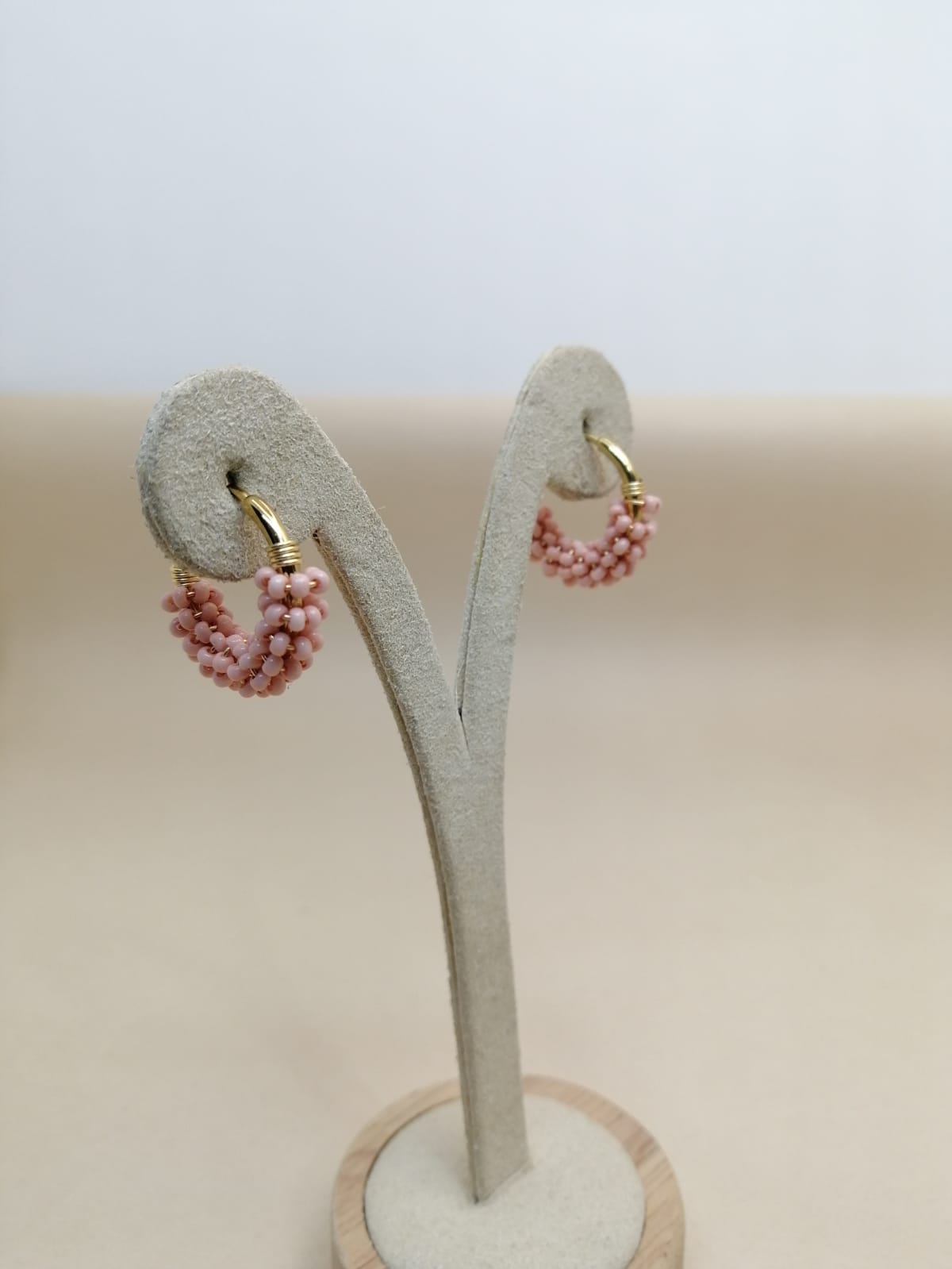 Argollas doradas con mostacilla palo rosa