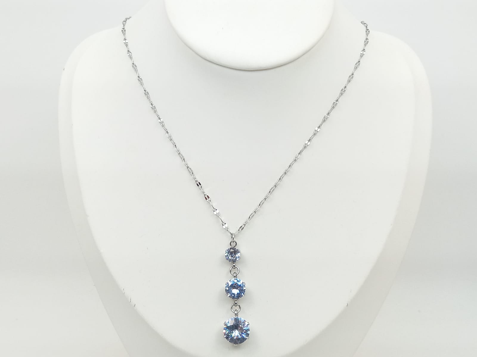 Collar plateado 3 circonias colgantes