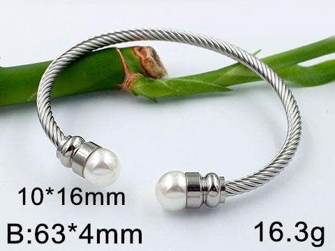 Brazalete plateado con perlas en puntas