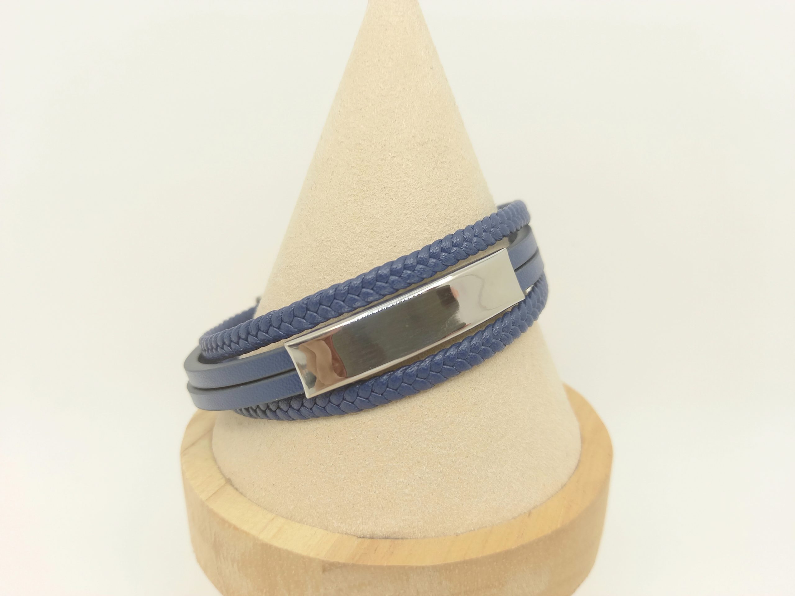 Brazalete cuerito azul placa plateada