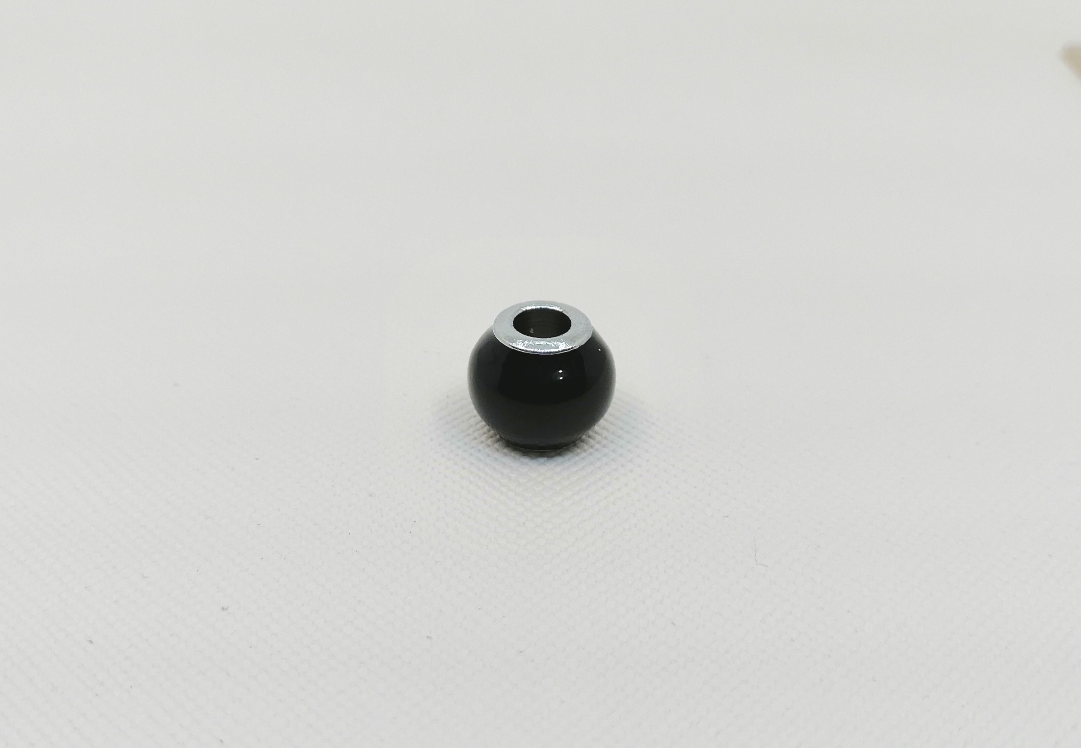 Charm plateado y negro