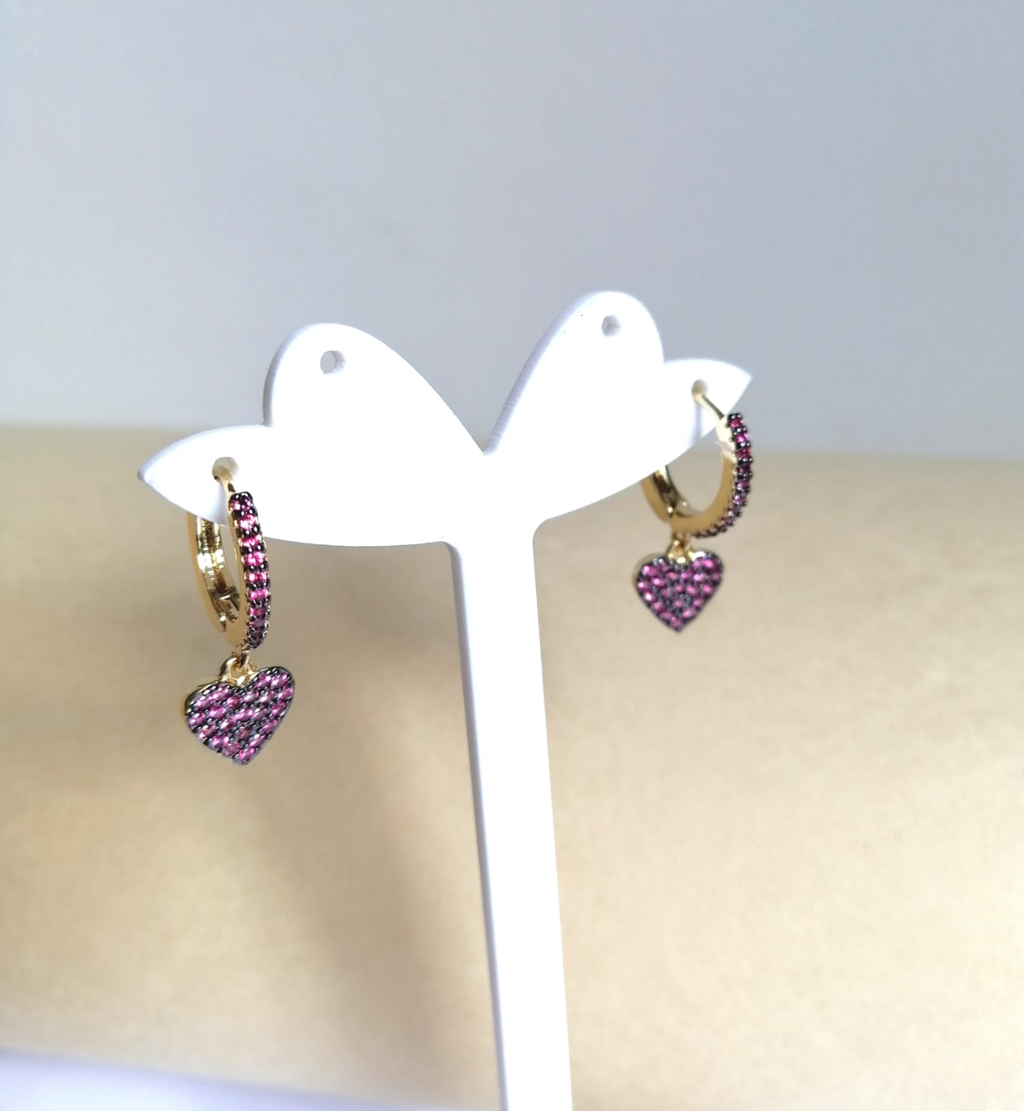 Argollitas corazoncito colgante pedrería morada