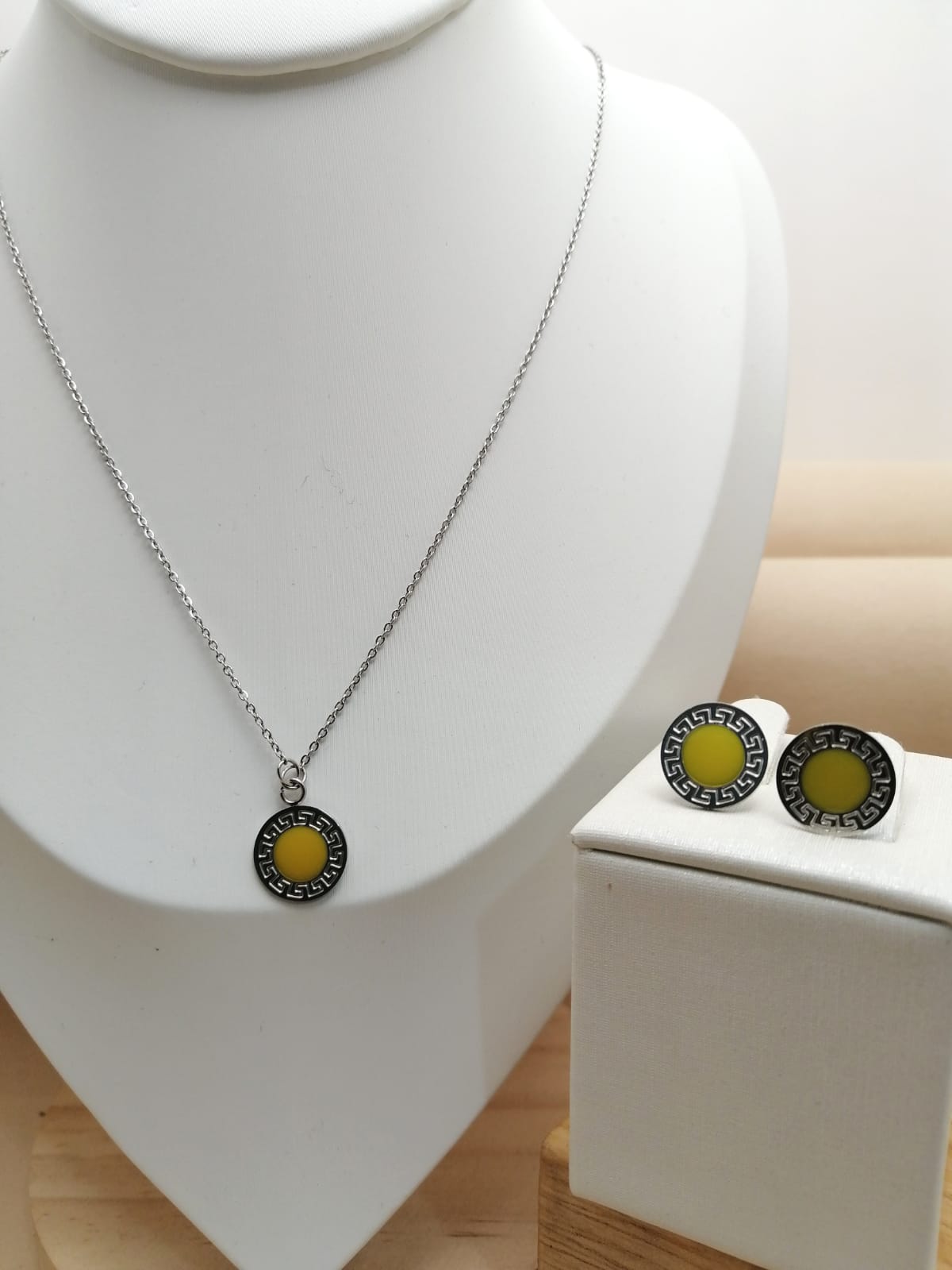 Set plateado dije y aretes piedra amarilla