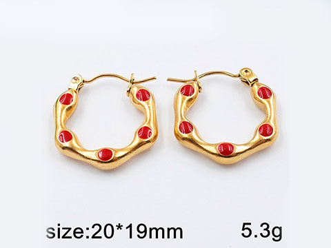 Argollas doradas con puntos rojos