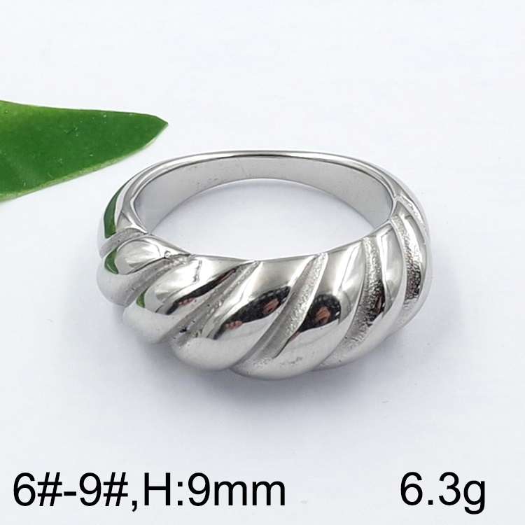 Anillo plateado diseño relieve al frente