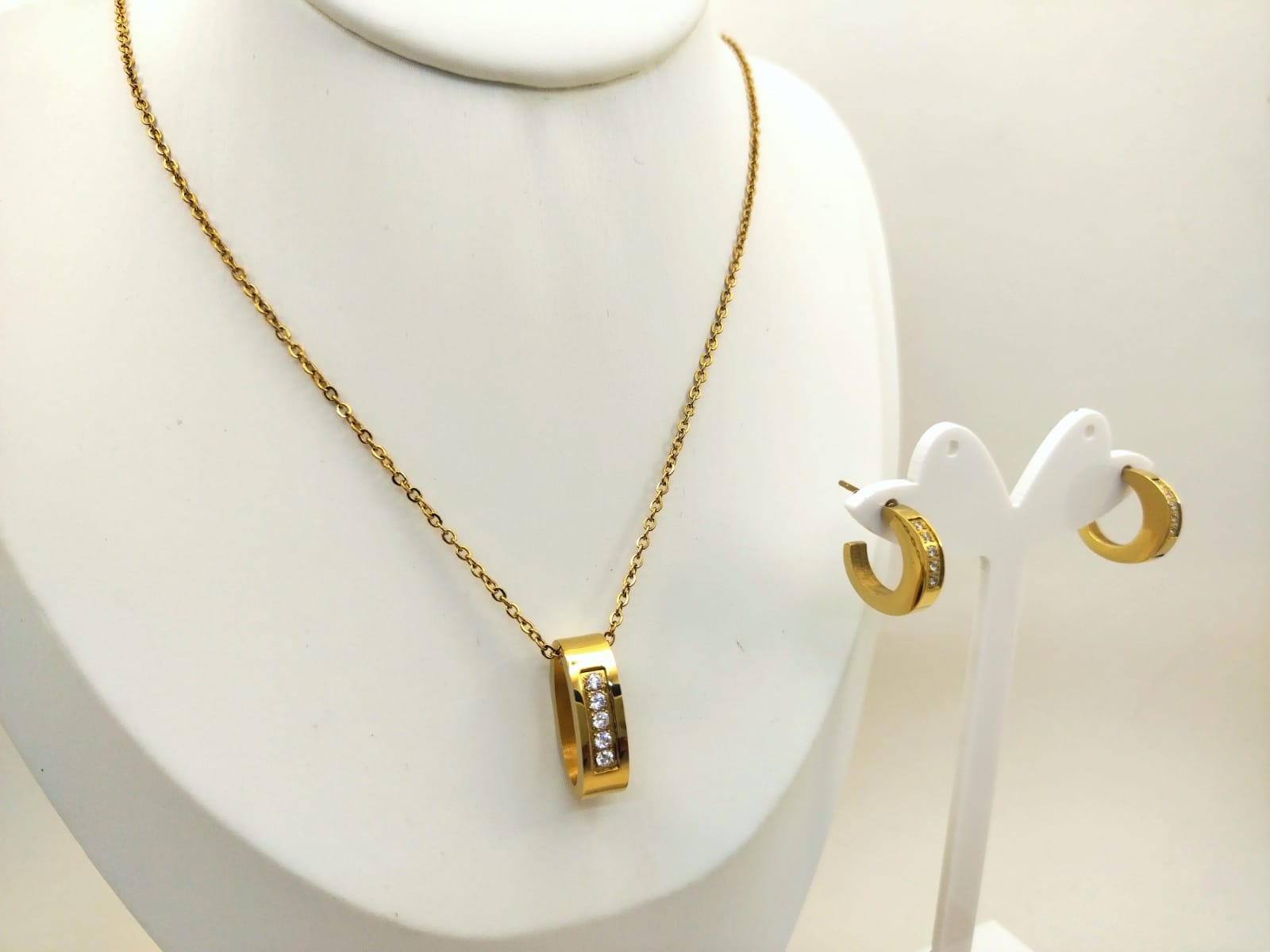 Set dorado Dije y Aretes con pedrería al frente
