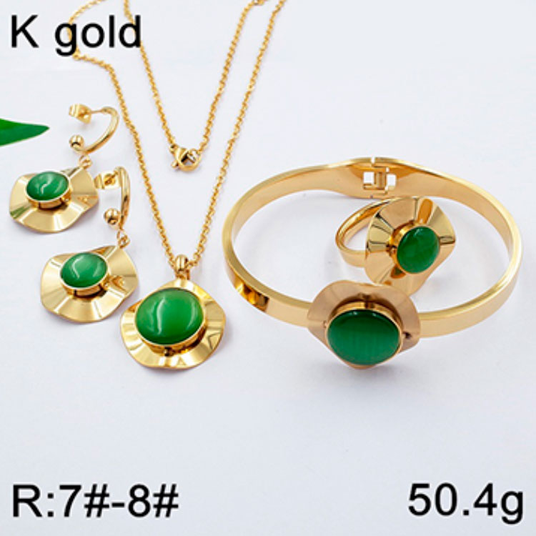 Set dorado 4 piezas dije piedra verde anillo