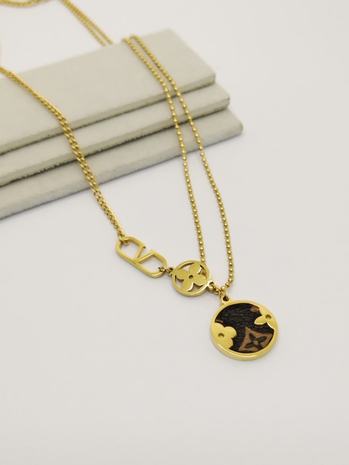 Collar dorado corto dijes diseño LV