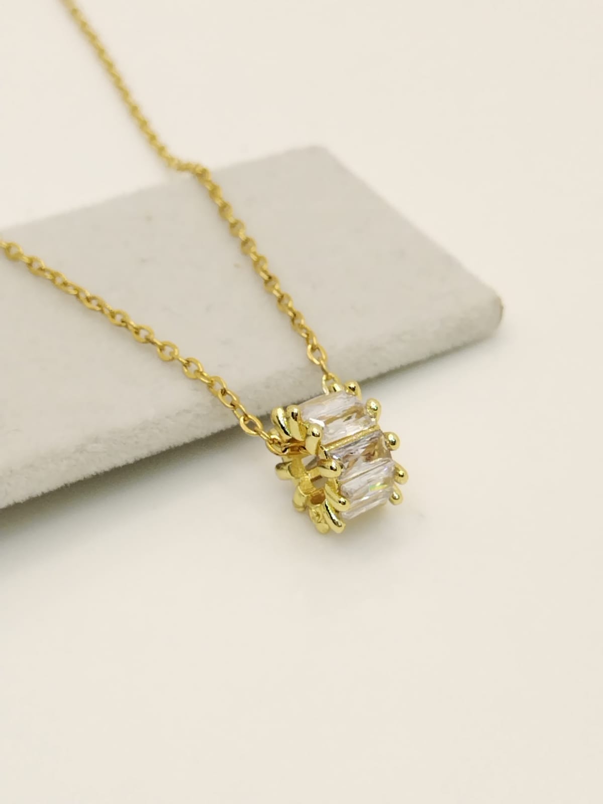 Collar roll con circonias rectangulares