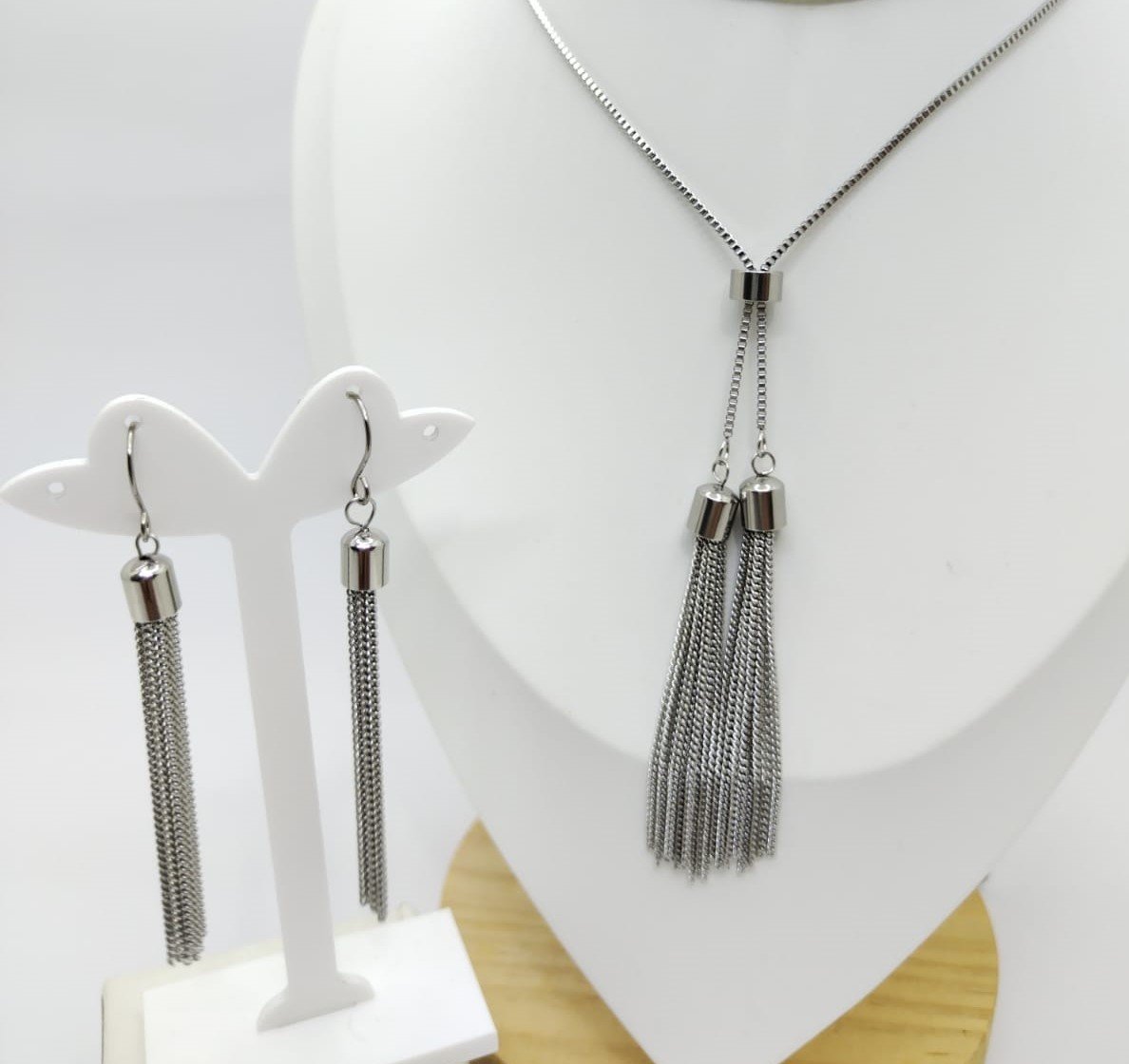 Set plateado corbatero y aretes con flequillos