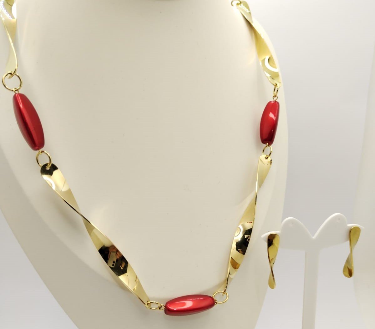 Set dorado collar largo con piedras rojas