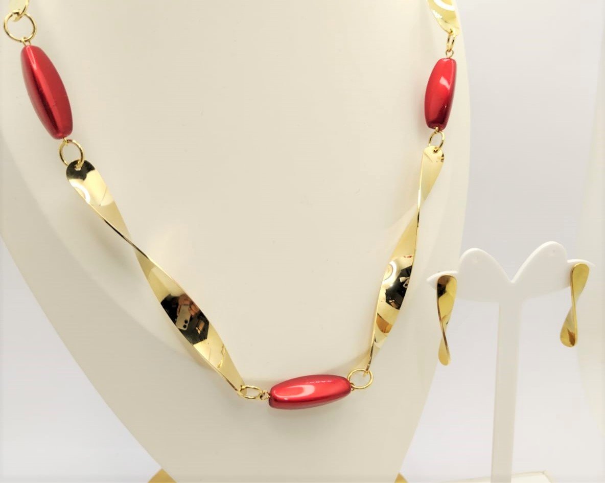 Set dorado collar largo con piedras rojas