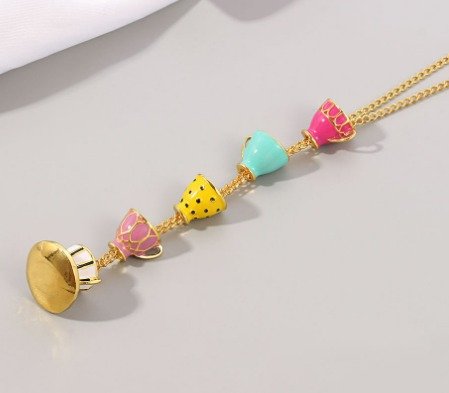Cadena con dijes tacitas multicolor (laminado americano)