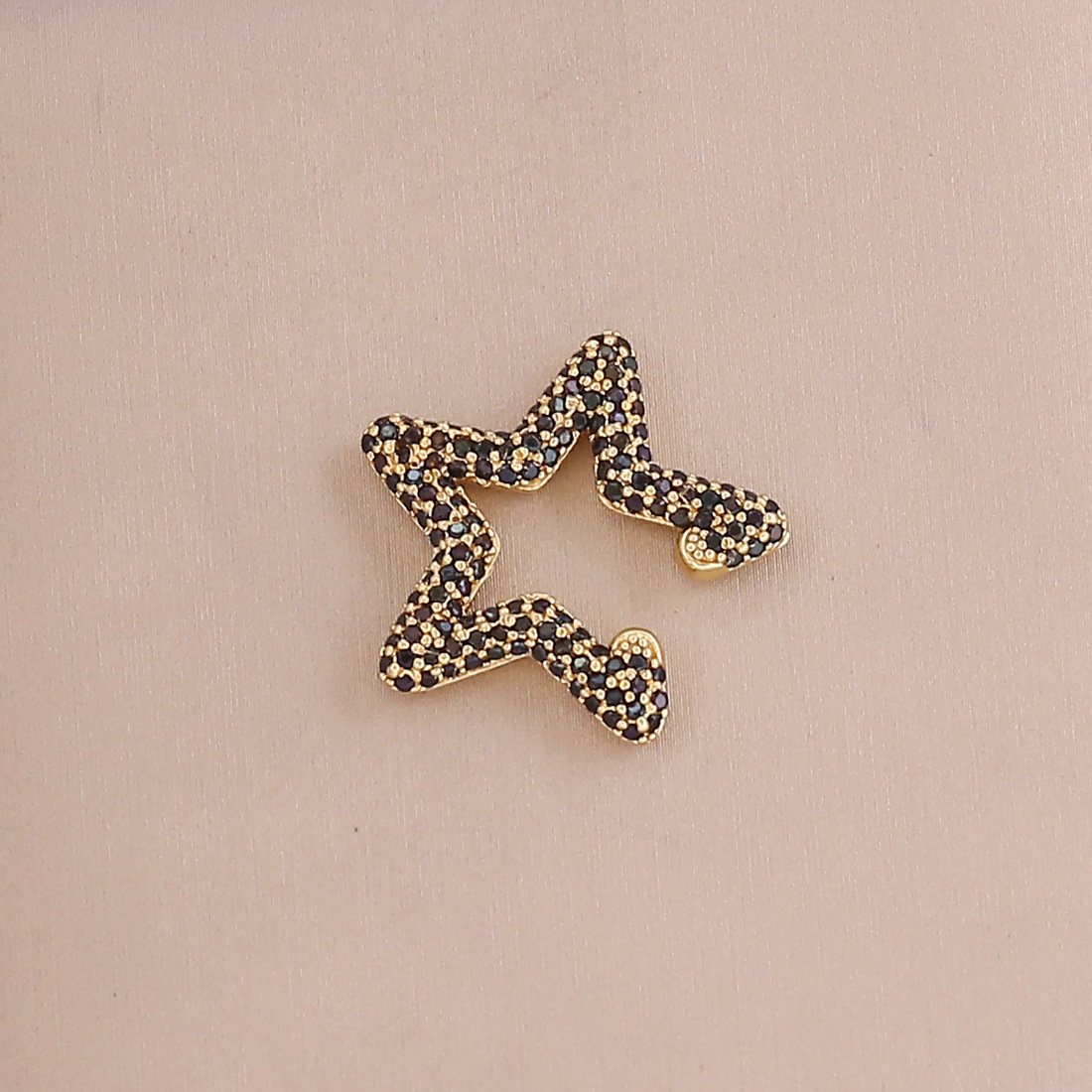 EarCuff (grapa) diseño estrella 2.5cm pedrería negra (laminado americano)