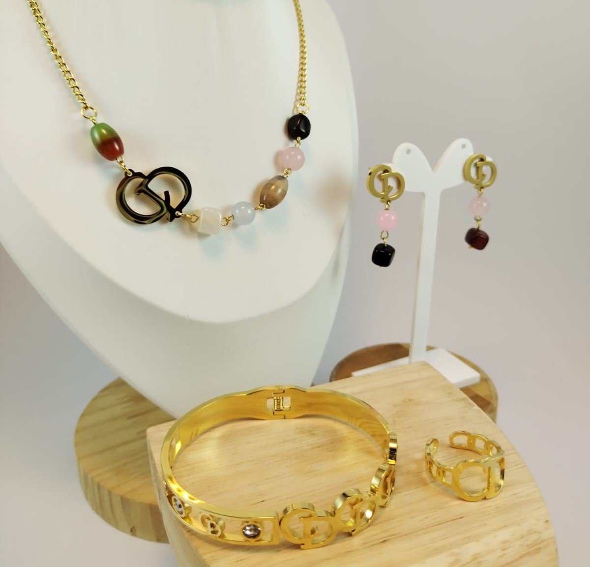 Set dorado piedras colores 4 piezas anillo #8 diseño "Cdior"