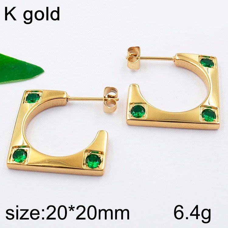 Aretes dorados diseño C pedrería verde incrustada