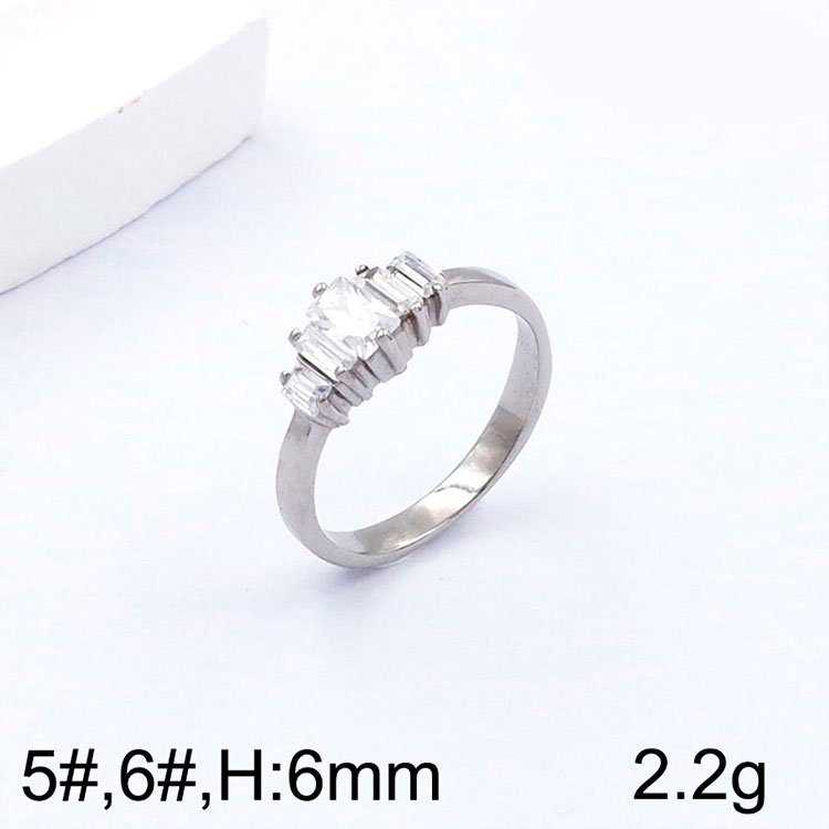 Anillo plateado 5 circonias rectangulares