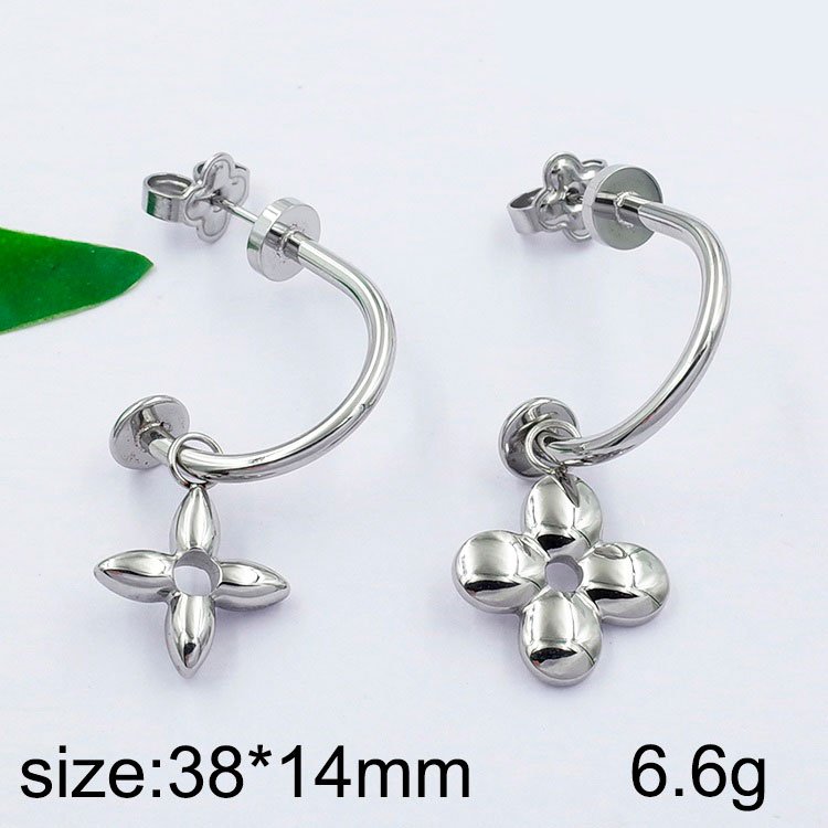 Aretes plateados 3.8cm charms diseño LV