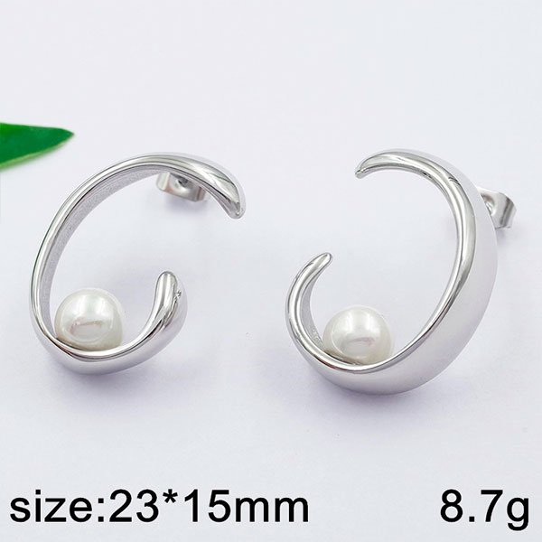 Aretes plateados diseño J con perlita