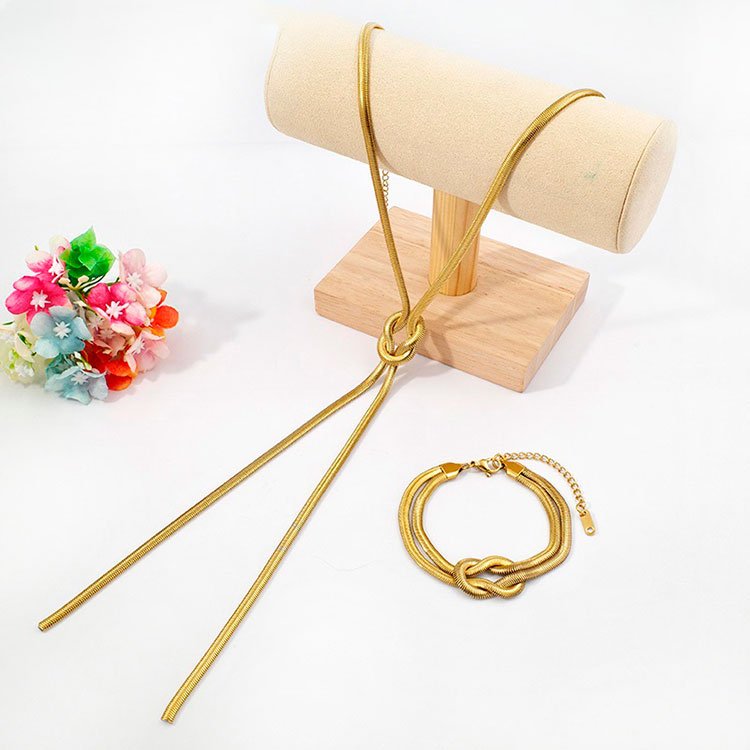 Set dorado corbatero y pulsera Unión nudo