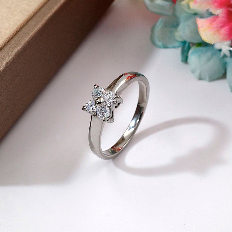 Anillo plateado circonias en flor