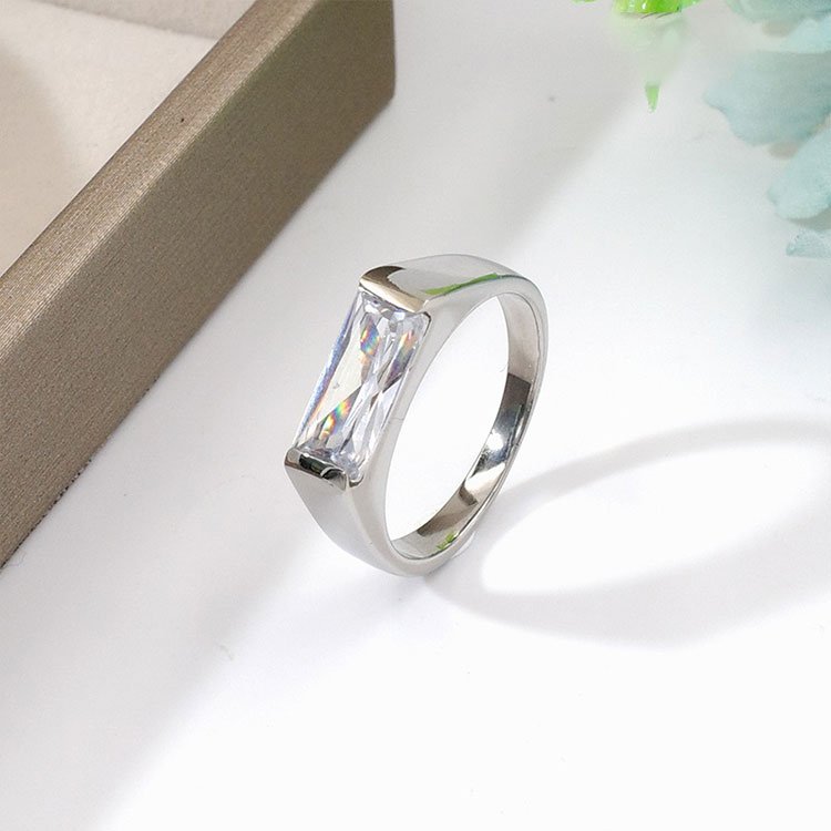 Anillo plateado piedra blanca corte rectangular