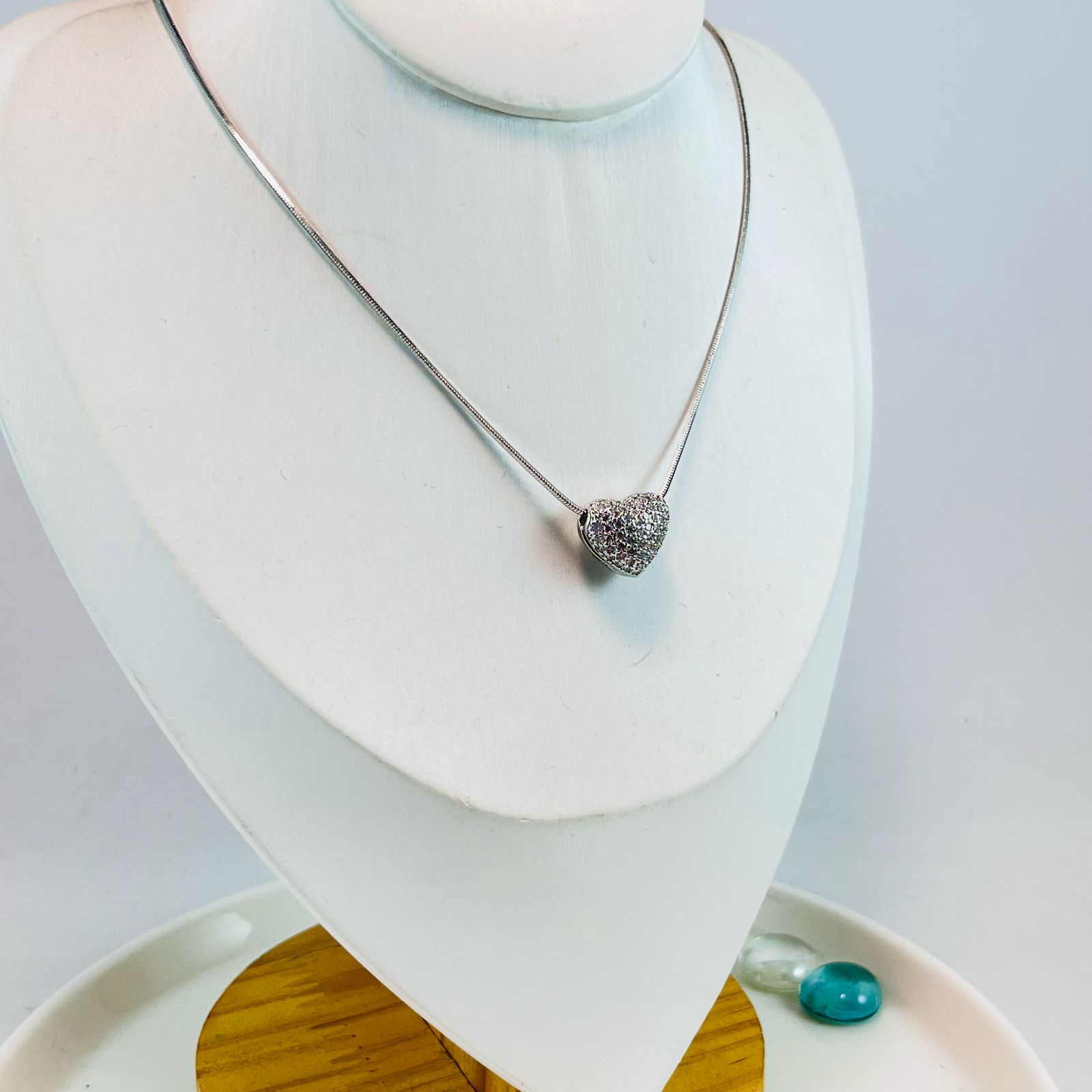 Collar plateado charm corazón pedrería blanca