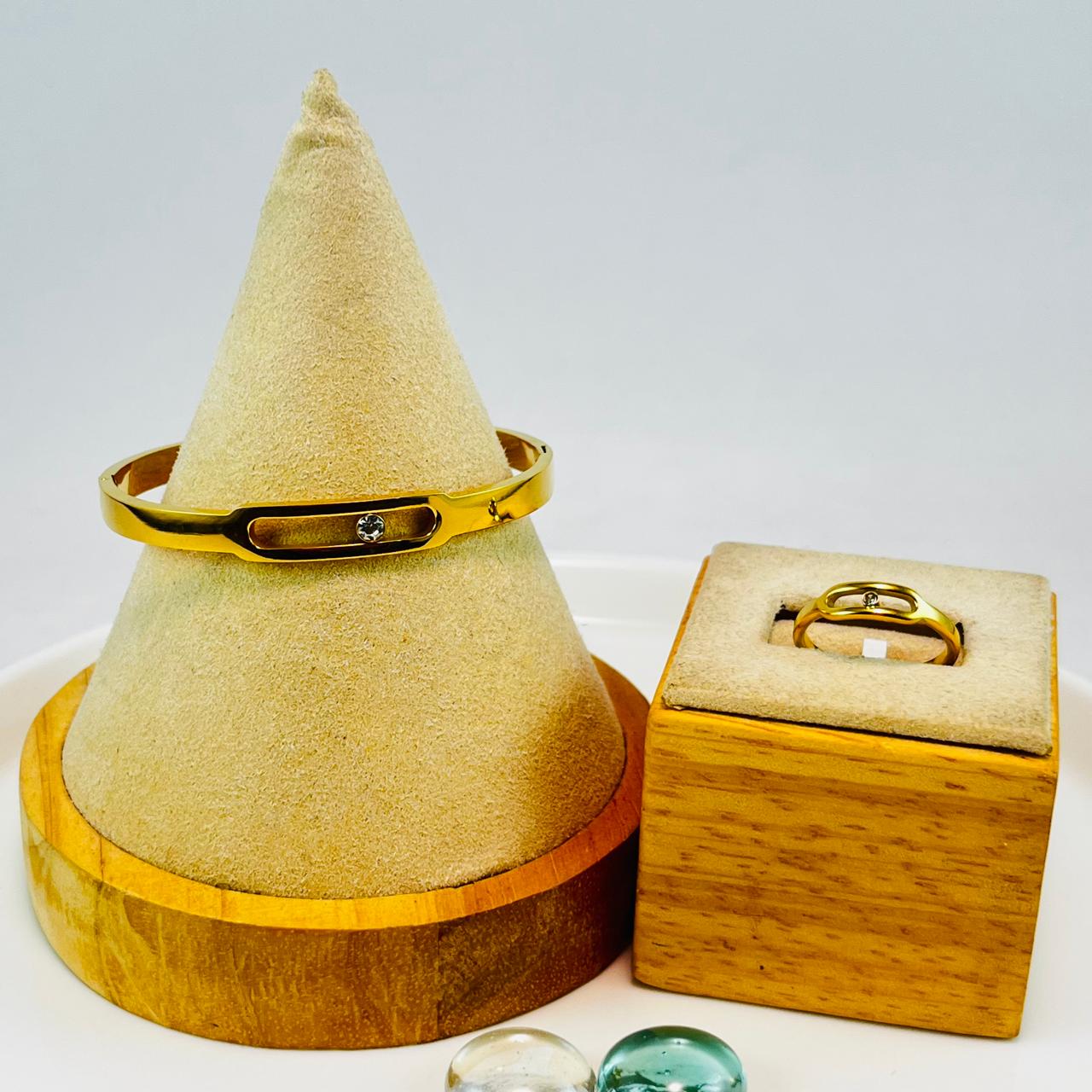 Set dorado Brazalete 5.8cm y anillo réplica ME:SIKa