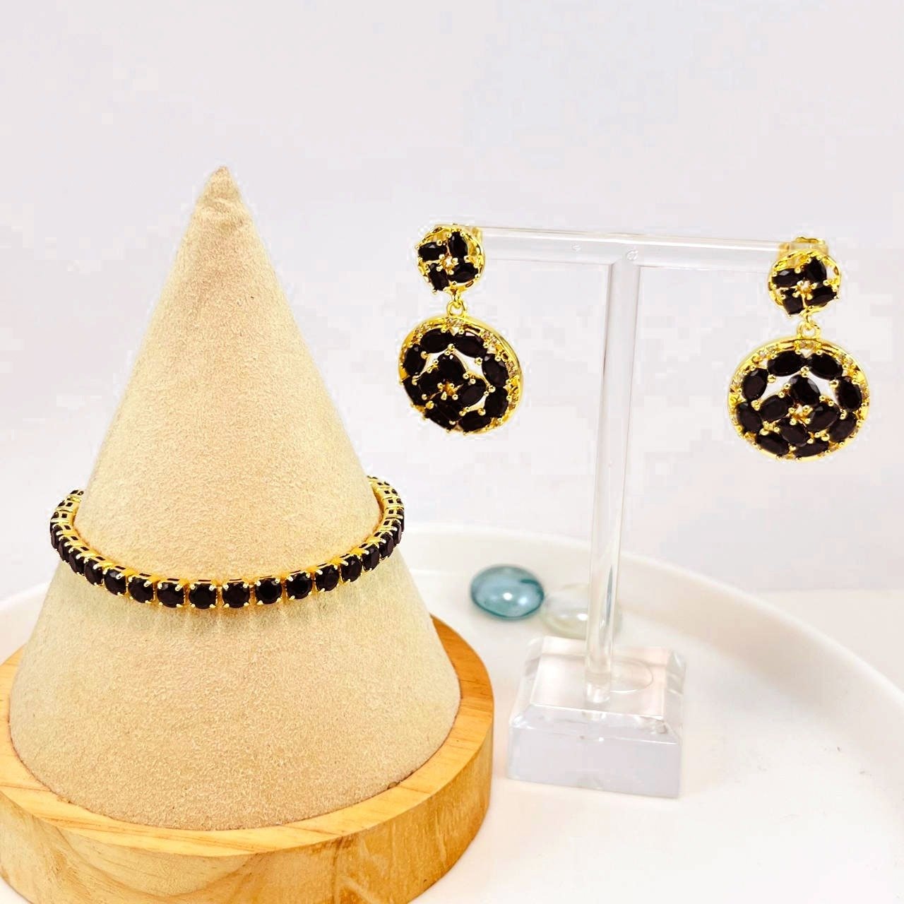 Set dorado aretes y pulsera pedrería negra
