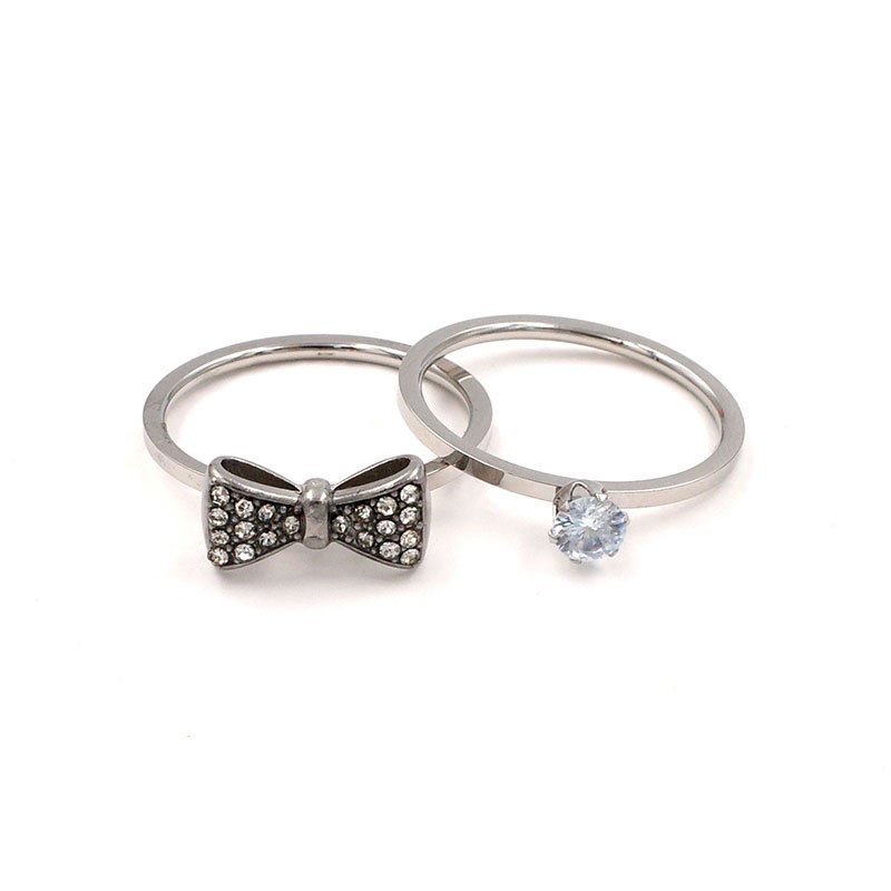 Dúo de anillos plateados moña y circonita