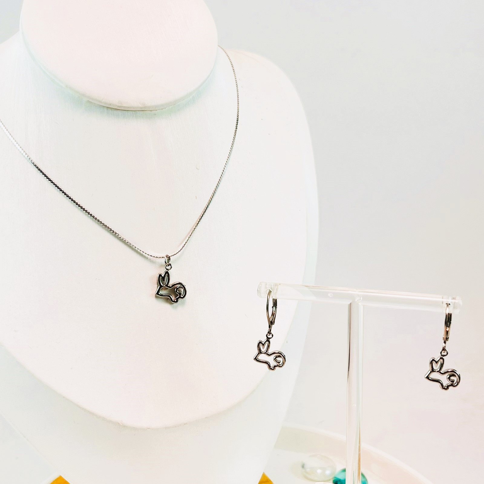 Set plateado dije y aretes conejo