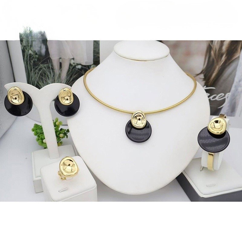 Set dorado 4 piezas dije, aretes, brazalete círculo negro