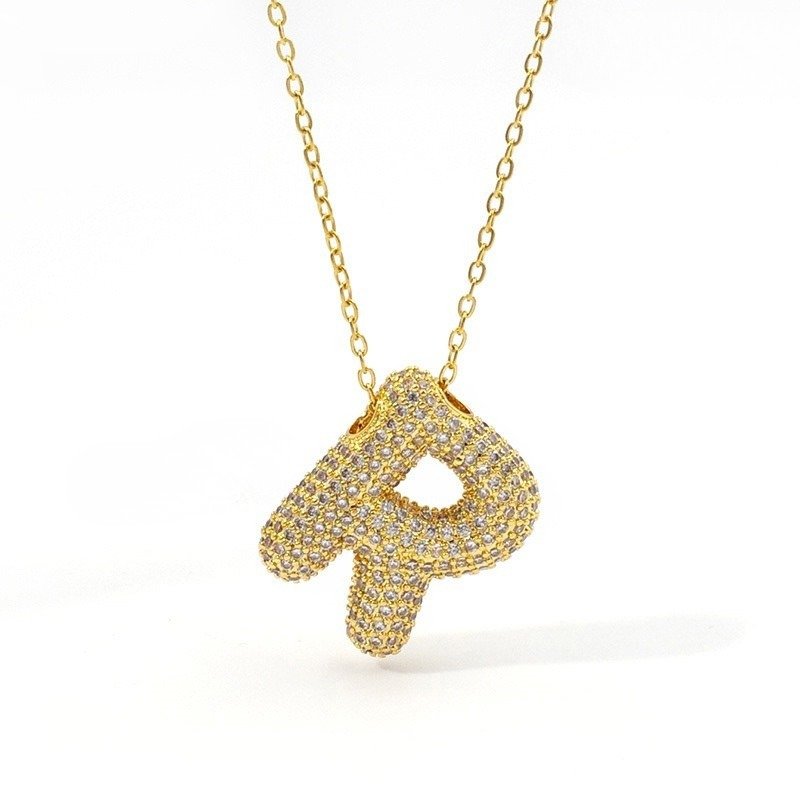 Cadena dorada dije R pedrería incrustada 2.3cm